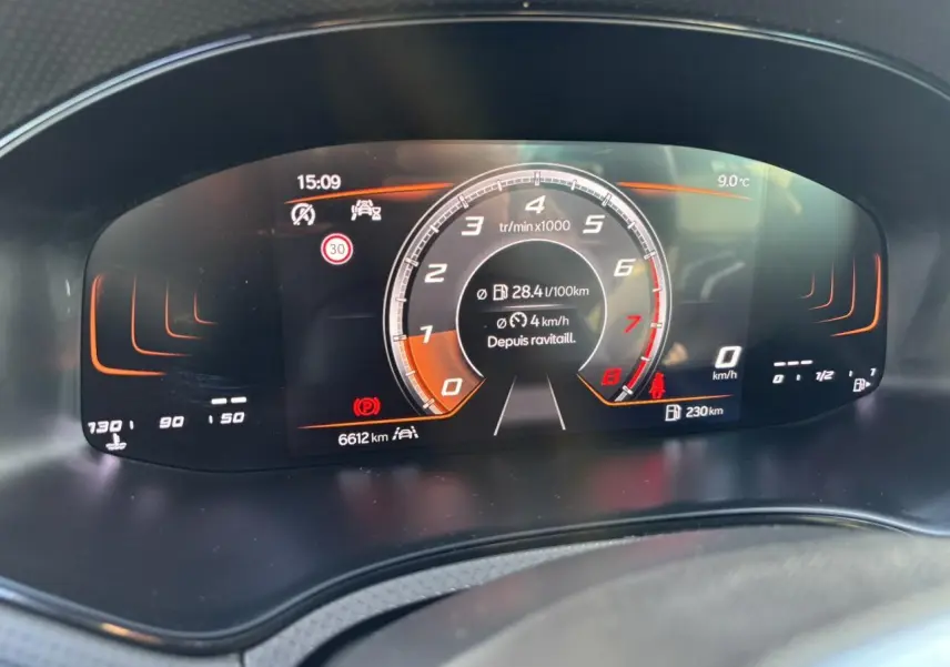 Affichage numérique du tableau de bord du SEAT Arona TSI 115 Xpérience, montrant compte-tours et informations de conduite.