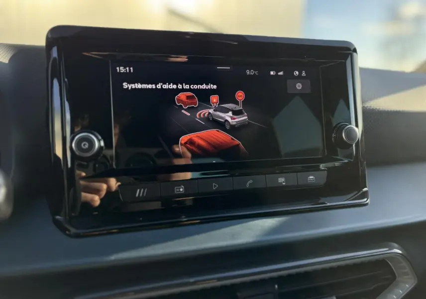 Écran tactile central du tableau de bord du SEAT Arona TSI 115 Xpérience affichant les aides à la conduite.