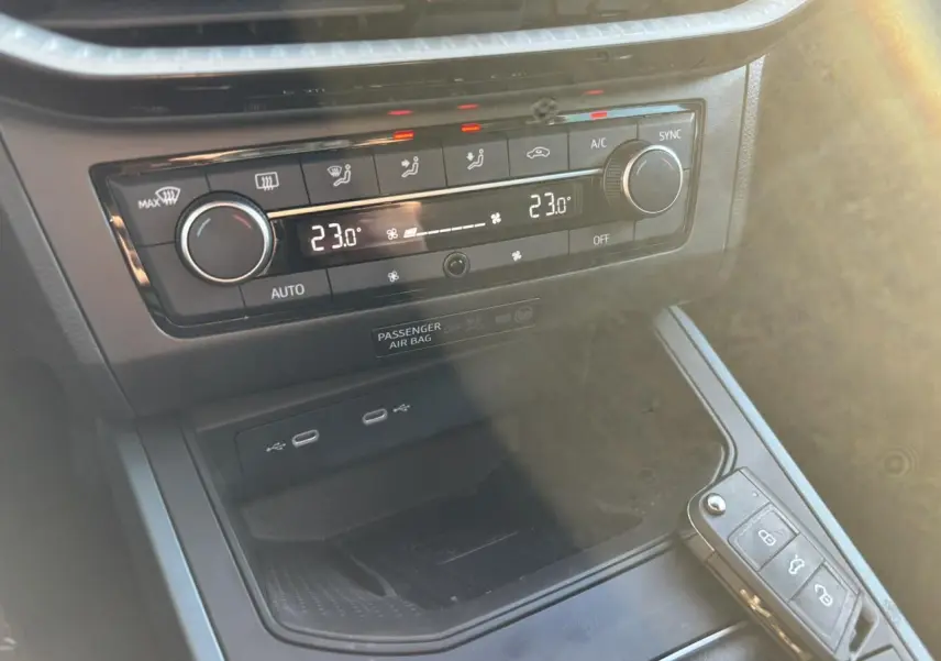 Gros plan sur la console centrale du SEAT Arona TSI 115 Xpérience 2025 montrant la climatisation automatique bi-zone et ports USB.