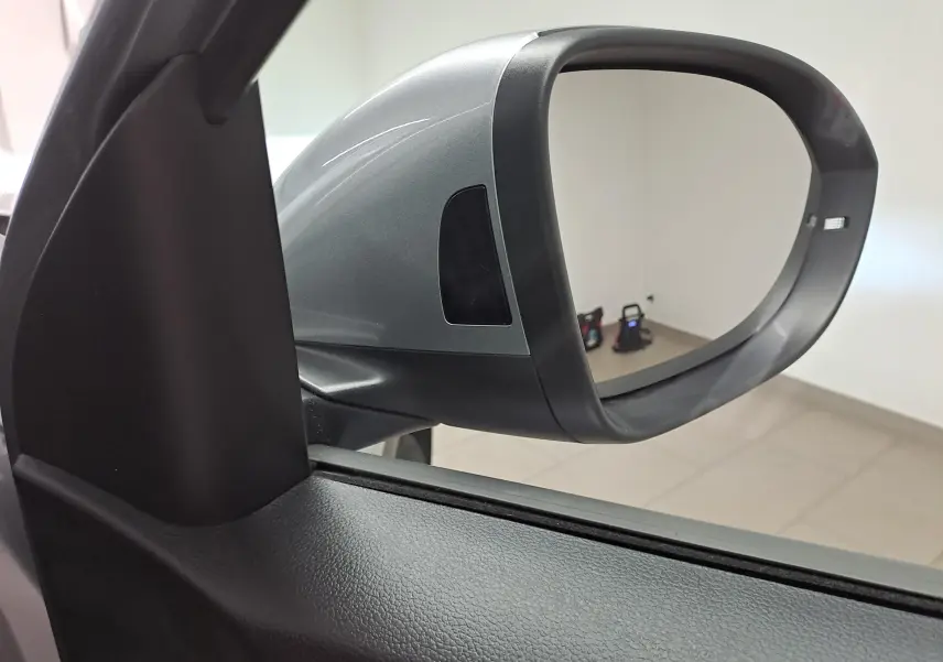 Rétroviseur extérieur côté gauche gris pyrite du Volkswagen T-Roc 1.5 TSI 150 DSG7 R-Line Edition, intérieur noir.