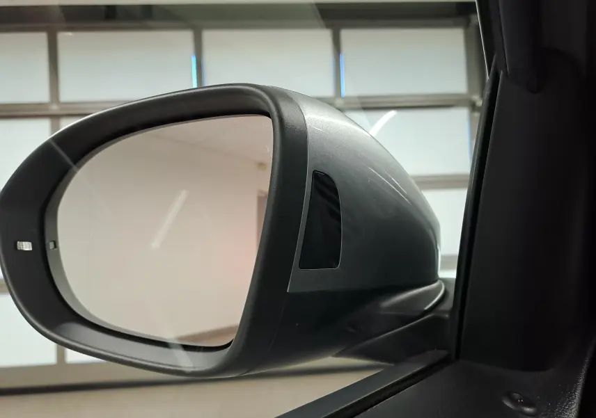 Rétroviseur extérieur côté gauche gris pyrite du Volkswagen T-Roc 1.5 TSI R-Line Edition 2025 avec capteur intégré.