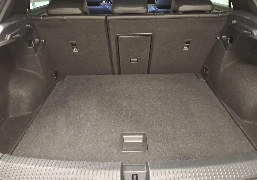 Vue intérieure du coffre spacieux et tapissé en tissu gris du Volkswagen T-Roc 2025, version R-Line Edition.