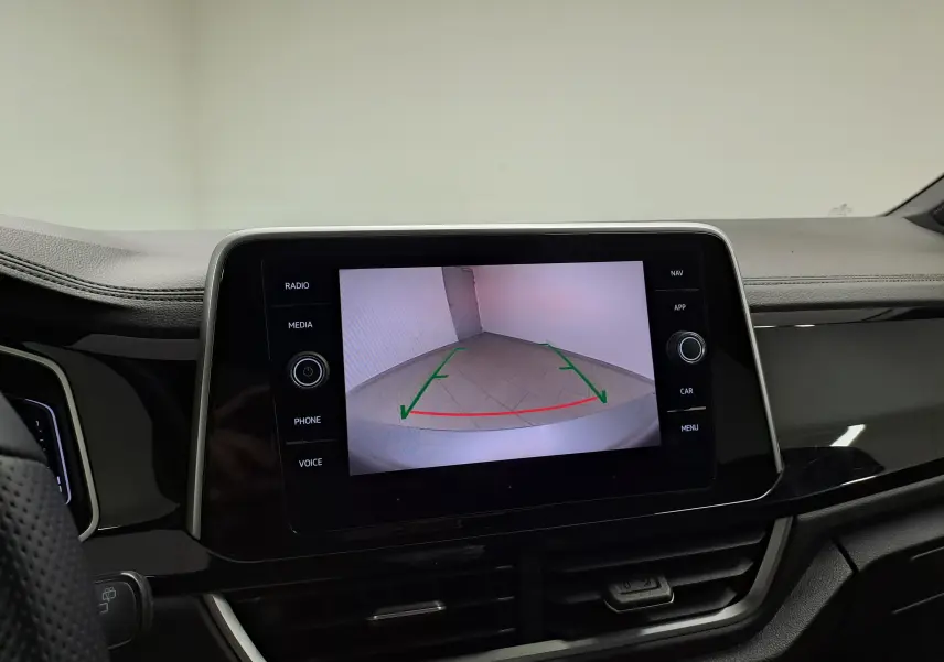 Écran central affichant la caméra de recul dans l'habitacle du Volkswagen T-Roc 1.5 TSI Gris Pyrite, vue de face.