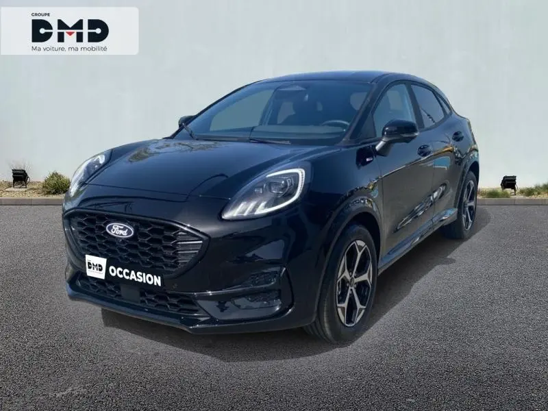 Ford Puma noir Agate métallisé en vue 3/4 avant droit avec phares LED et jantes alliage distinctives.