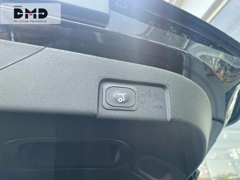 Détail du bouton d'ouverture électrique du coffre sur le hayon noir Agate métallisé d'un Ford Puma 2026.