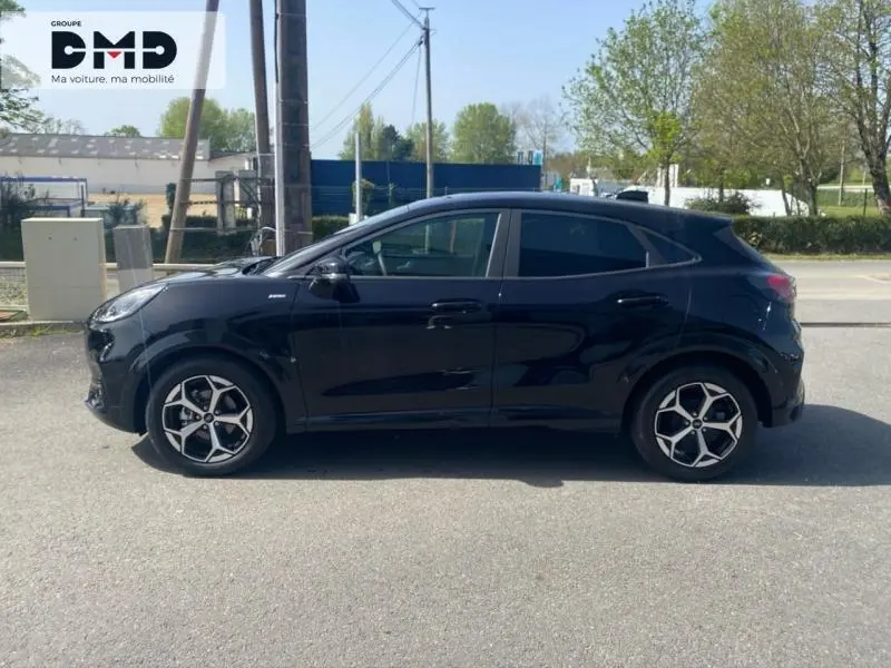 Vue latérale droite d'un Ford Puma noir agate métallisé avec jantes alliage et vitres surteintées.