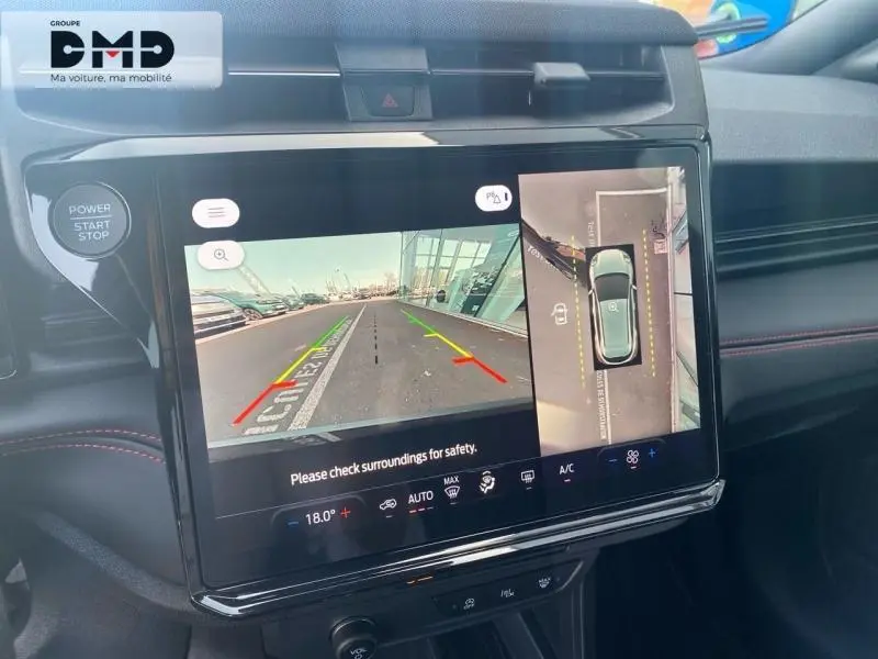 Vue rapprochée de l’écran tactile central du Ford Puma noir Agate, affichant la caméra de recul et l’aide au stationnement.
