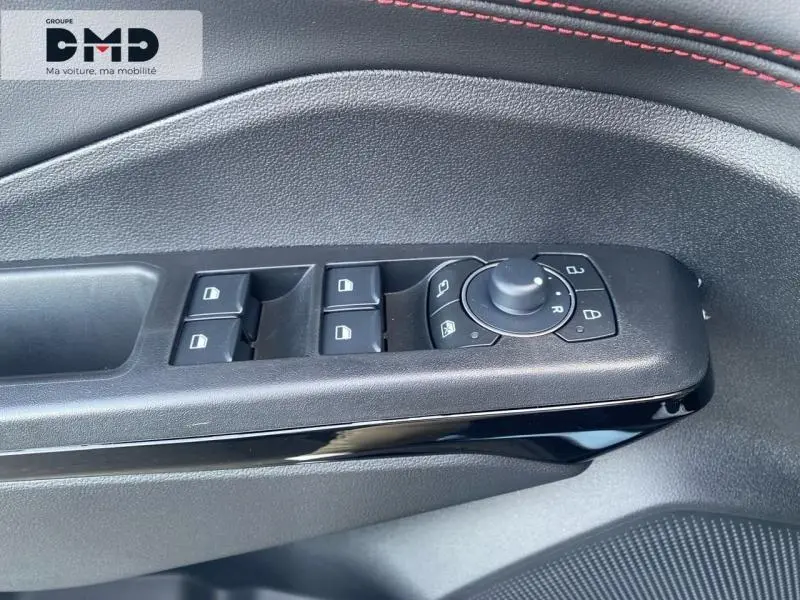 Gros plan sur la commande des vitres électriques et rétroviseurs sur la porte côté conducteur du Ford Puma noir Agate.
