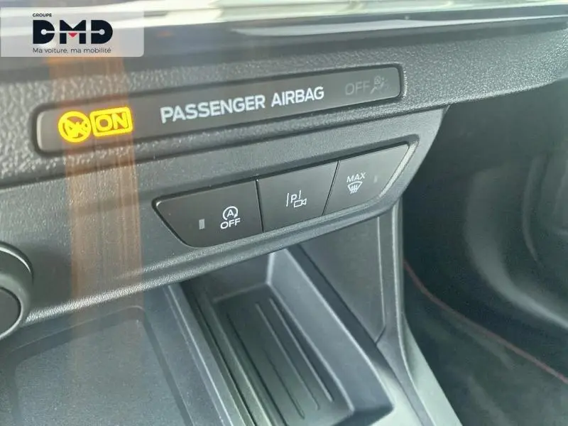 Détail intérieur du tableau de bord côté passager du Ford Puma noir, avec indicateur airbag passager activé.