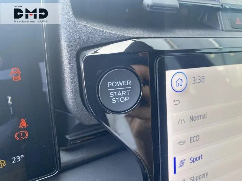 Détail intérieur du tableau de bord noir avec bouton Power Start Stop et écran tactile mode de conduite Ford Puma.