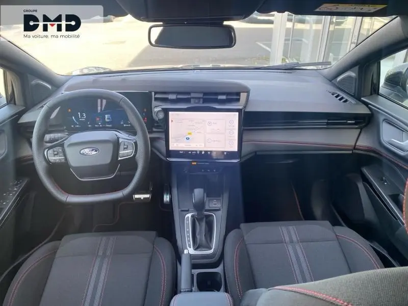 Vue intérieure avant du Ford Puma noir Agate Métallisée, avec tableau de bord numérique et écran tactile central.