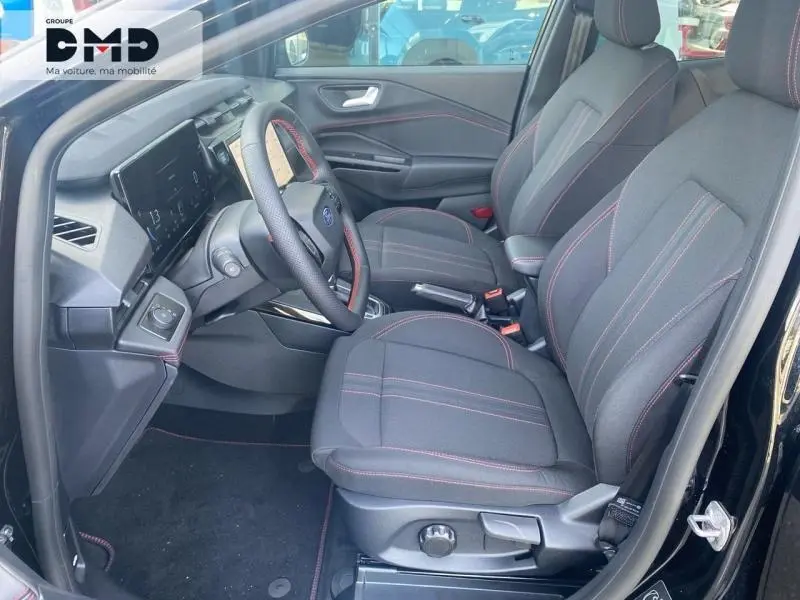 Intérieur avant de la Ford Puma noir Agate, sièges sport noirs avec surpiqûres rouges et volant multifonction.