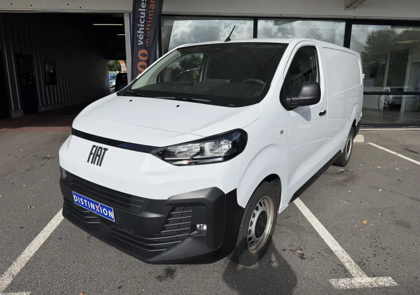 Fourgon FIAT Scudo XL blanc en 3/4 avant droit, avec pare-chocs noir et jantes tôles 17 pouces grises.