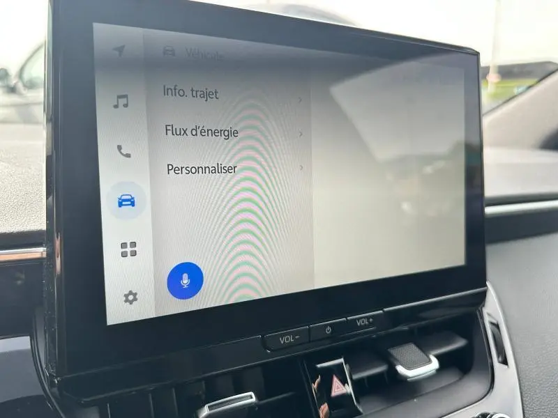 Écran tactile central affichant les options de véhicule dans l'habitacle d'une Toyota Corolla noire 2025.