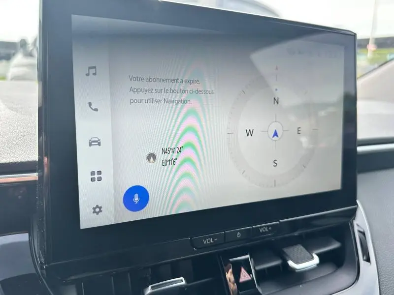 Écran tactile du système multimédia de la Toyota Corolla 2025 affichant une boussole et un message de navigation expirée.