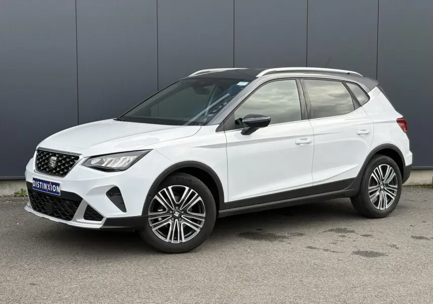 SEAT Arona TSI 115 Xpérience blanc Nevada en 3/4 avant droit avec toit noir et jantes alliage 17 pouces.