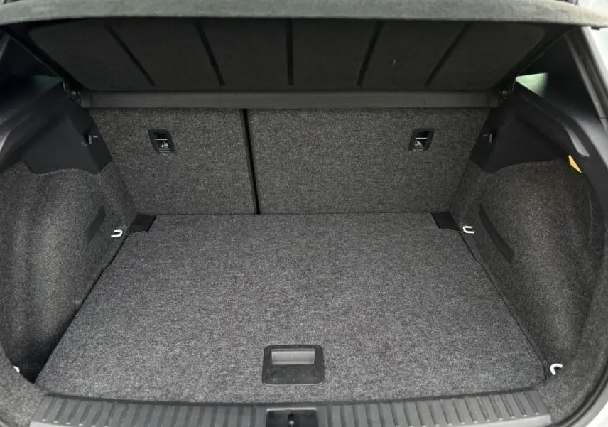 Coffre ouvert du SEAT Arona TSI 115 Xpérience blanc Nevada, montrant l'espace de chargement et le plancher à double fond.