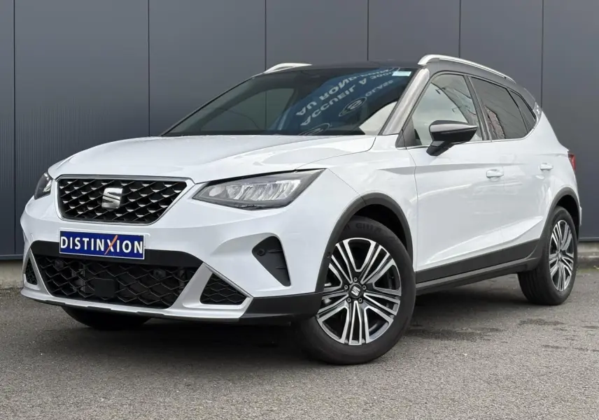 SEAT Arona blanc Nevada en 3/4 avant droit avec calandre chromée et jantes alliage 17 pouces.