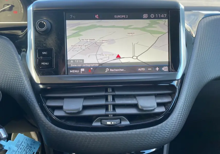 Vue rapprochée de l’écran tactile central avec navigation du tableau de bord du Peugeot 2008 gris platinium de 2019.