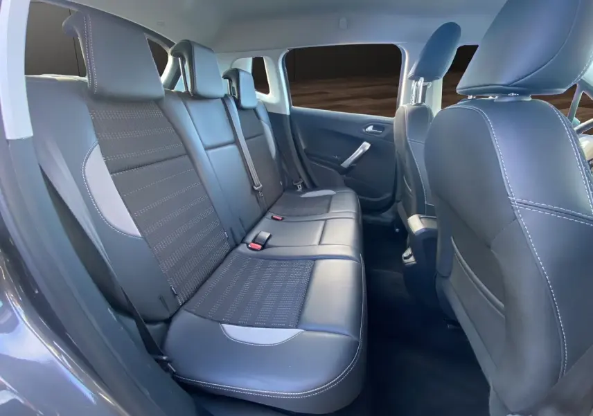 Vue intérieure sur les sièges arrière en tissu et cuir gris du Peugeot 2008 1.5 BlueHDi 120 Allure 2019.