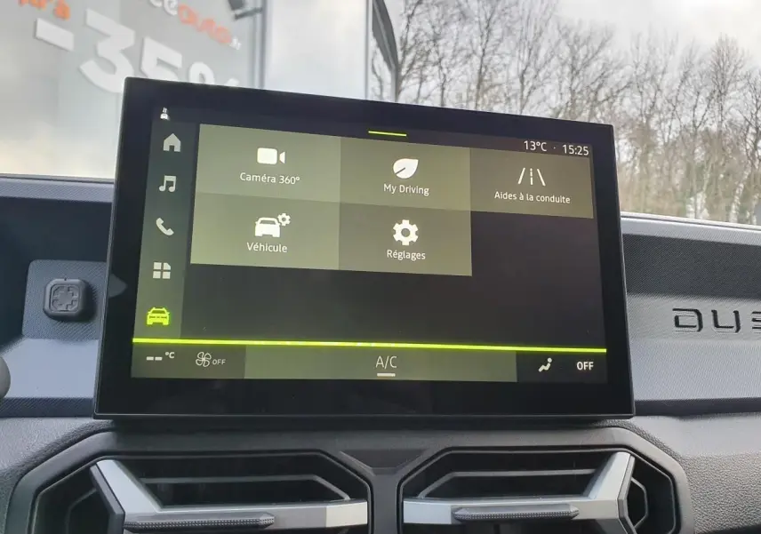 Écran tactile central du tableau de bord du Dacia Duster 2025 avec interface des aides à la conduite visible.