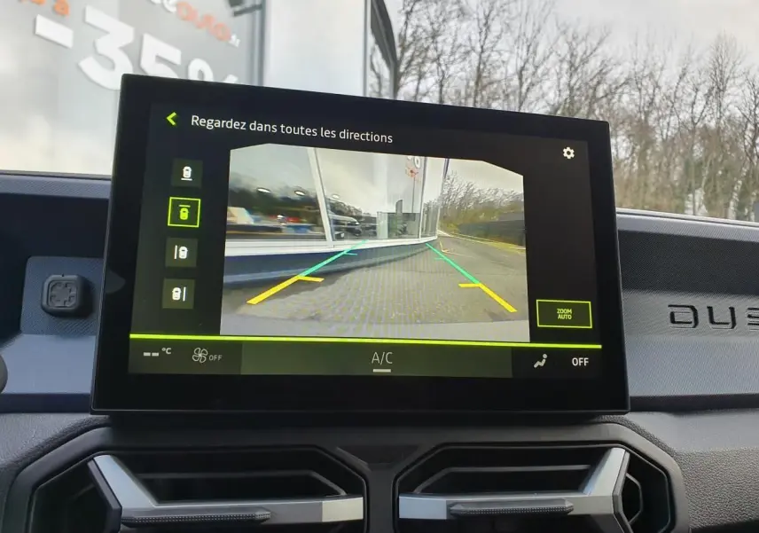 Écran central affichant la caméra de recul du Dacia Duster blanc glacier, vue intérieure du tableau de bord.