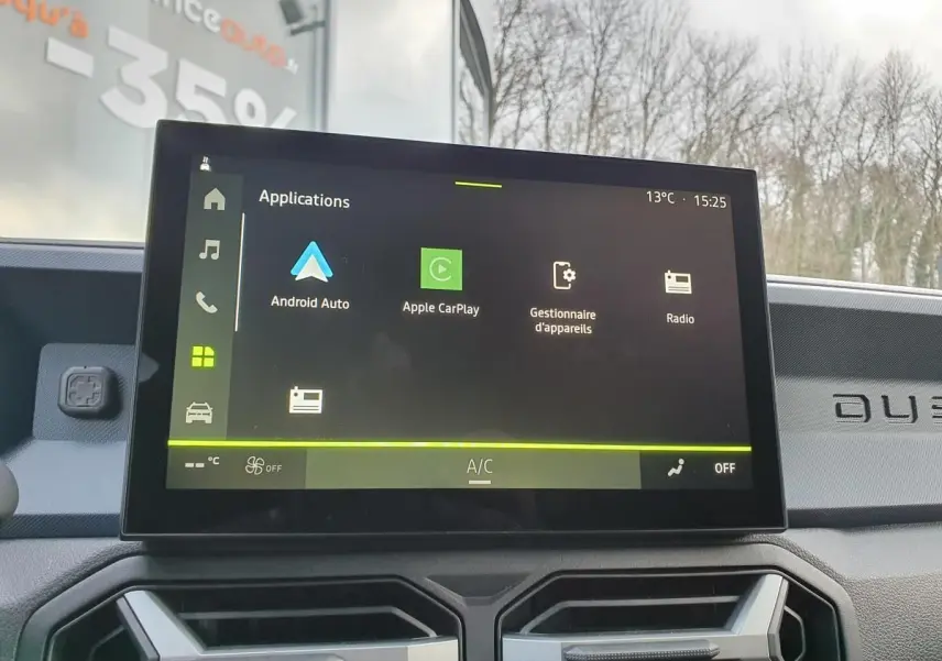 Vue intérieure du tableau de bord du Dacia Duster blanc glacier 2025, avec écran tactile Media Nav Live allumé.