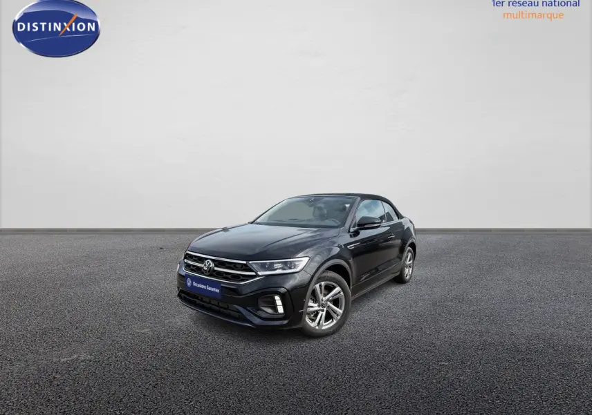 Volkswagen T-Roc Cabriolet noir vue 3/4 avant droit avec jantes alliage et toit fermé sur fond neutre.