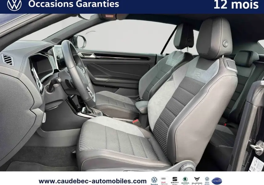 Vue intérieure côté conducteur du Volkswagen T-Roc Cabriolet noir 2025 avec sièges sport en cuir et alcantara gris.