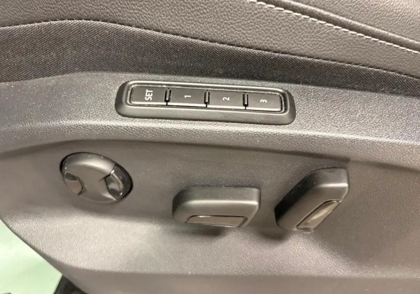 Réglages électriques des sièges avec mémoire sur la portière côté conducteur du Volkswagen Tiguan blanc pur 2023.