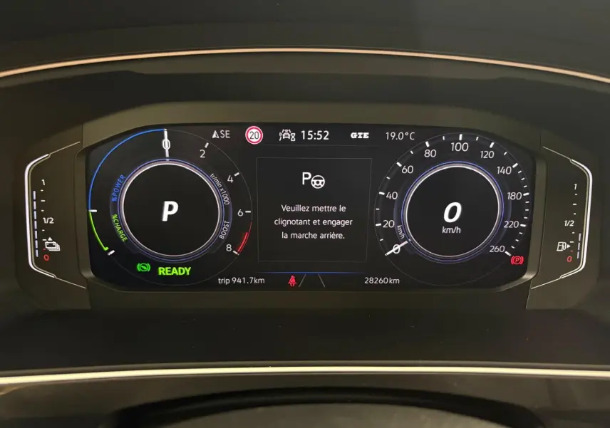 Tableau de bord numérique du Volkswagen Tiguan 1.4 eHybrid 2023 affichant vitesse, régime et message de marche arrière.