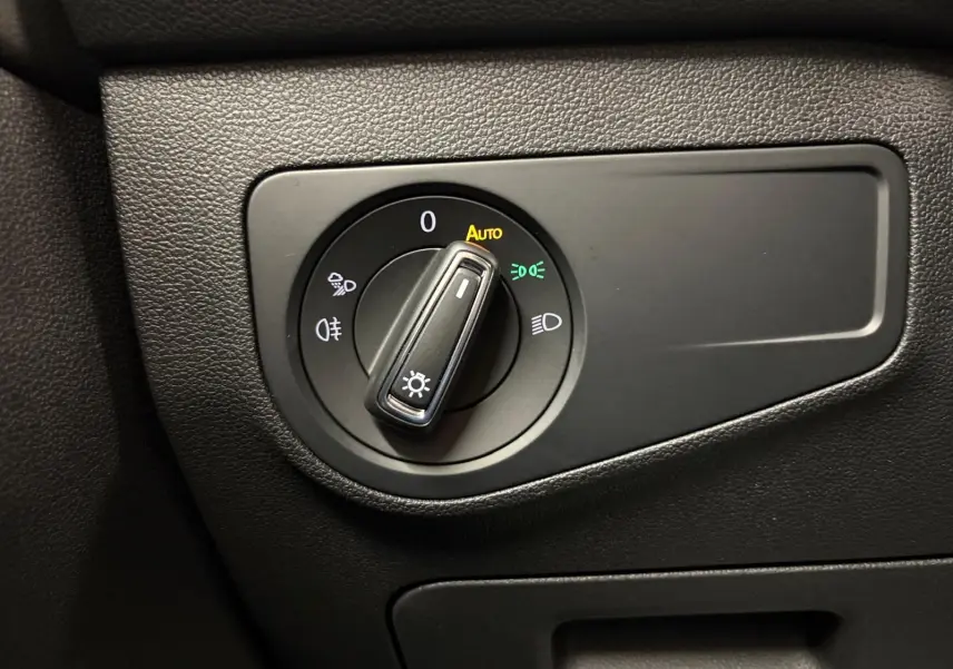 Sélecteur d'éclairage en mode automatique sur tableau de bord noir du Volkswagen Tiguan 2023 blanc pur R-Line Exclusive hybride rechargeable.