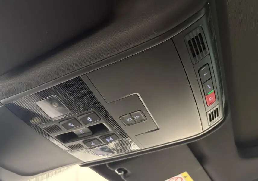 Plafonnier intérieur noir du Volkswagen Tiguan 1.4 eHybrid 2023 avec commandes et éclairage intégrés.