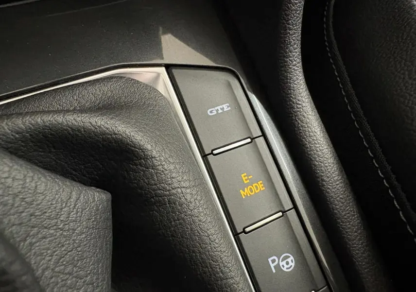 Gros plan sur les boutons de mode de conduite du Volkswagen Tiguan 2023 hybride, avec finition R-Line Exclusive.
