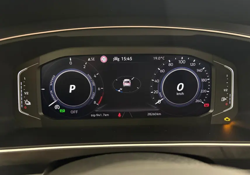 Tableau de bord numérique du Volkswagen Tiguan 1.4 eHybrid 2023, affichant vitesse, régime et informations de conduite.