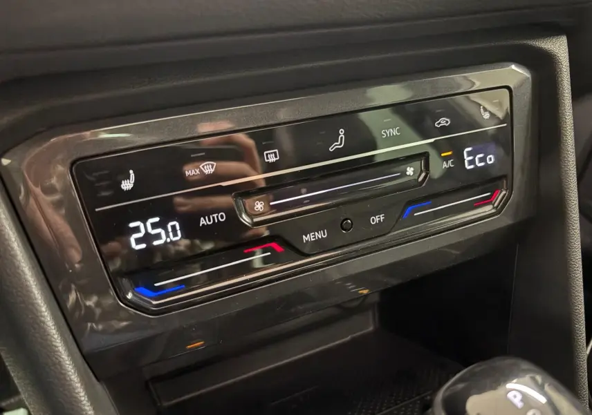 Panneau de commande de climatisation digital du Volkswagen Tiguan 1.4 eHybrid 2023 avec affichage température à 25°C en mode Eco.