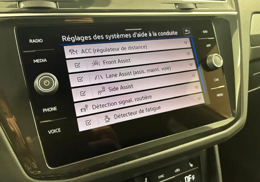 Écran tactile du système d'aide à la conduite dans l'habitacle du Volkswagen Tiguan 1.4 eHybrid blanc, version 2023.