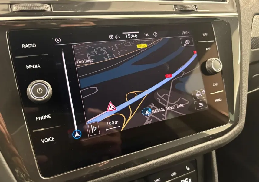 Écran tactile du système de navigation du Volkswagen Tiguan 1.4 eHybrid blanc, affichant une carte en intérieur véhicule.