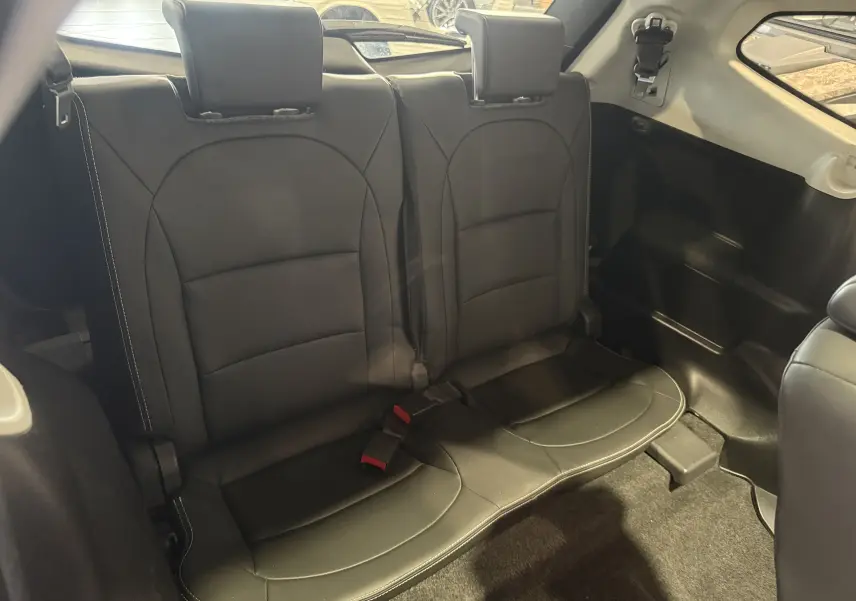 Vue rapprochée des sièges arrière en cuir noir du Nissan Qashqai+2 gris 2014, version 7 places Tekna 360.