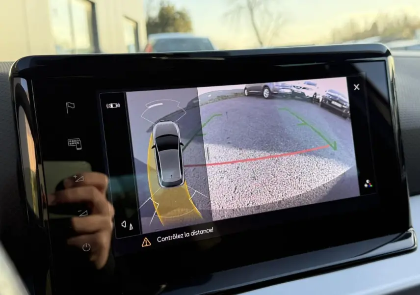 Écran tactile intérieur montrant la caméra de recul et l'aide au stationnement d'une SEAT IBIZA Gris Magnétique.