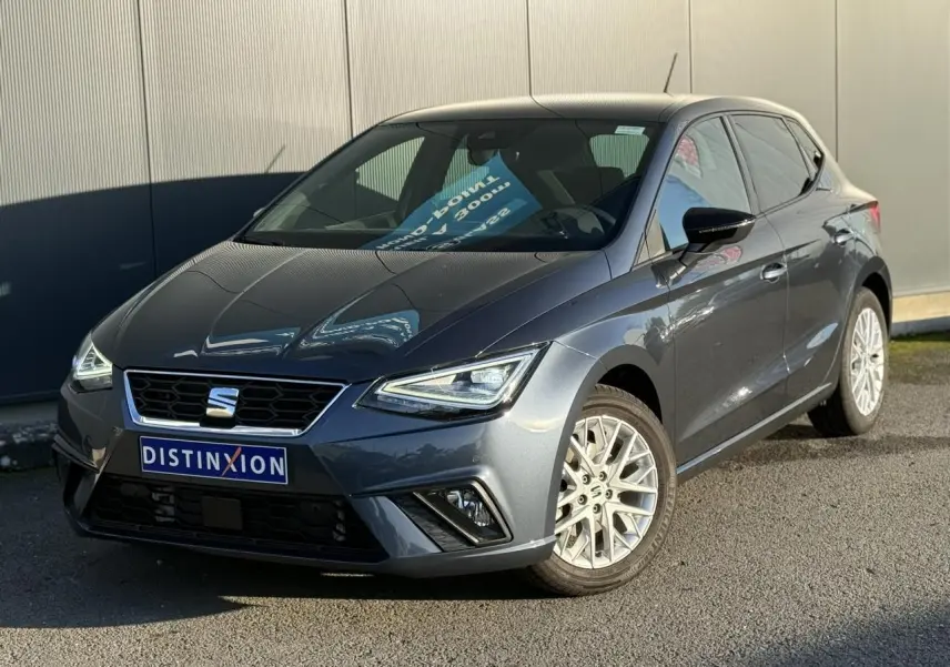 SEAT IBIZA TSI 115 FR gris magnétique vue 3/4 avant avec phares LED et jantes alliage 16 pouces.