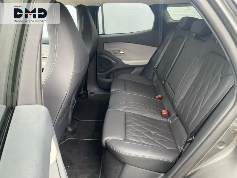 Vue intérieure côté droit sur la banquette arrière en cuir noir du Ford Explorer 2025 gris Magnetic métallisé.