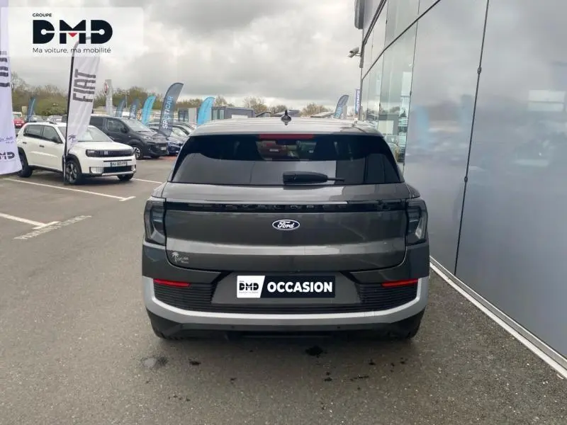 Vue arrière d'un Ford Explorer électrique gris Magnetic métallisé, avec feux arrière LED et lunette arrière surteintée.