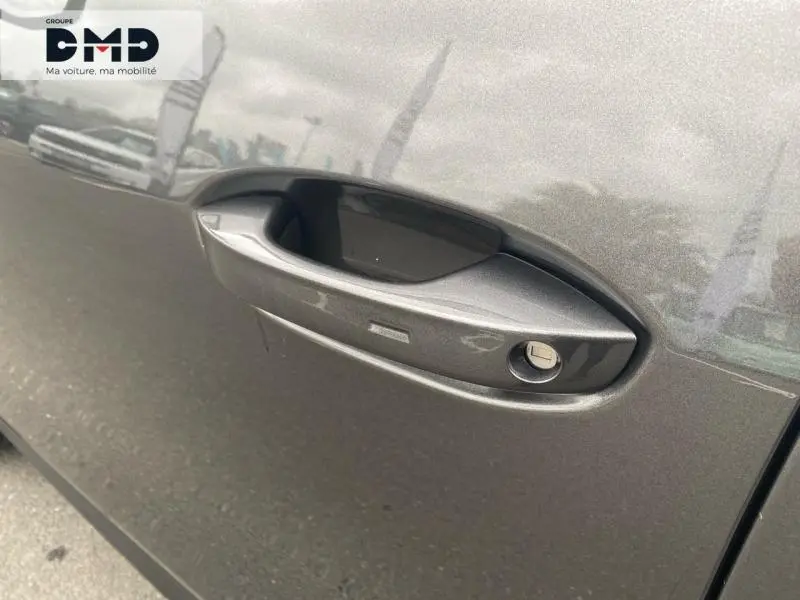 Poignée de porte côté gauche du Ford Explorer 2025 gris Magnetic métallisé avec serrure intégrée visible.