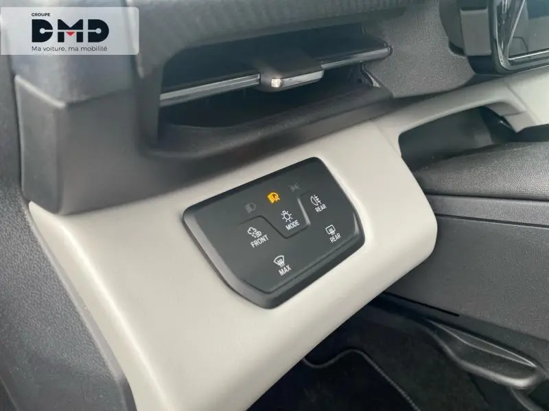 Gros plan sur la console intérieure avec commandes d’éclairage et désembuage du Ford Explorer gris Magnetic 2025.