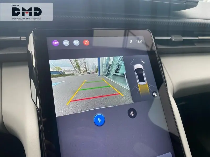 Vue intérieure sur l'écran tactile central affichant la caméra de recul du Ford Explorer gris Magnetic métallisé.
