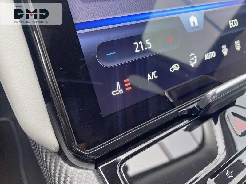 Gros plan sur l'écran tactile du tableau de bord du Ford Explorer 2025, affichant la climatisation et le siège chauffant.