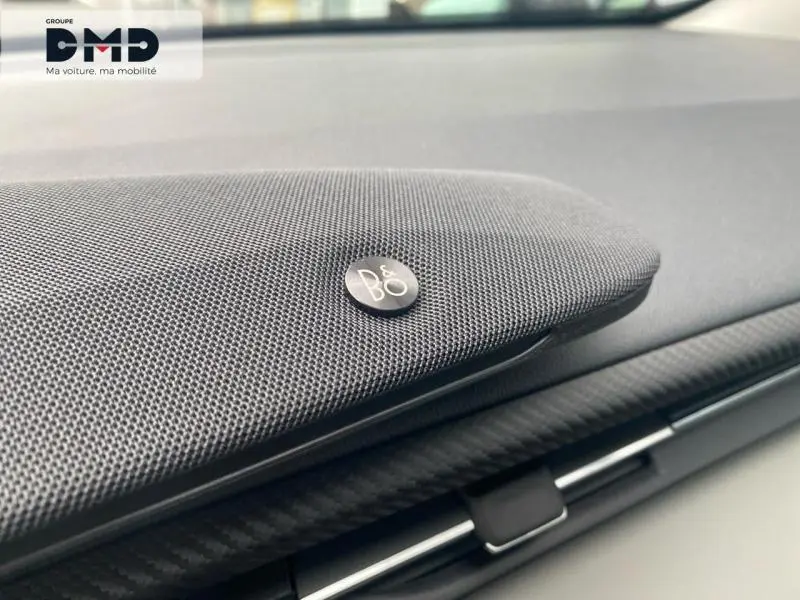 Gros plan sur le haut-parleur B&O intégré au tableau de bord du Ford Explorer gris Magnetic 2025.