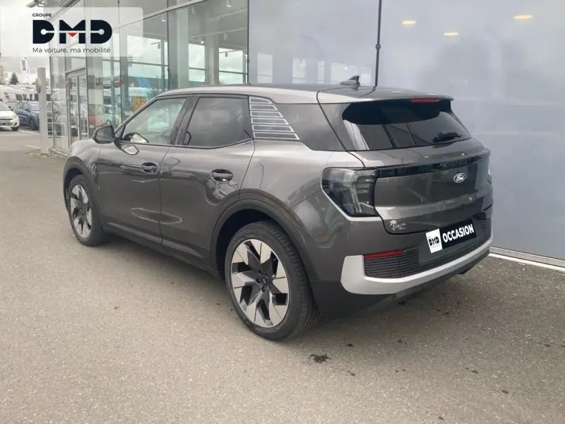 Vue 3/4 arrière droite du Ford Explorer électrique 2025 en gris Magnetic métallisé avec jantes alu distinctives.