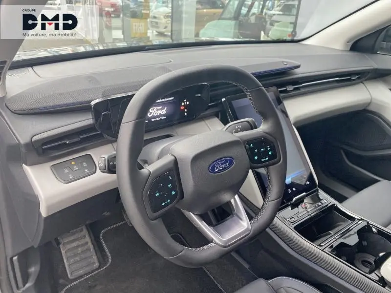 Vue intérieure du tableau de bord et volant noir du Ford Explorer 2025 avec écran tactile vertical et finitions claires.